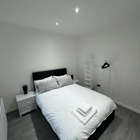 Luxury 2 Bed Apartment, Sleeps 6 With Sofa Bed, Close To Sale Tram Station Экстерьер фото