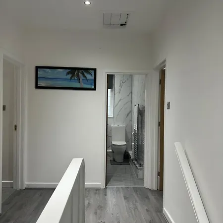 Luxury 2 Bed Apartment, Sleeps 6 With Sofa Bed, Close To Sale Tram Station Экстерьер фото