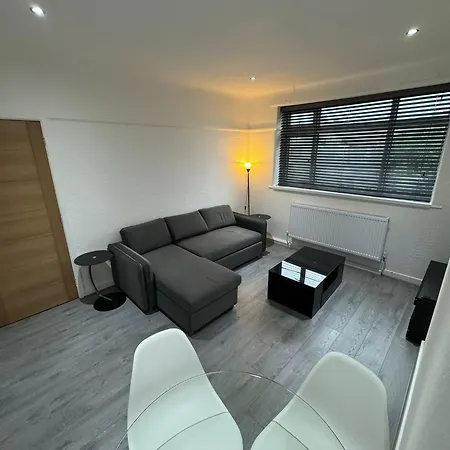 Luxury 2 Bed Apartment, Sleeps 6 With Sofa Bed, Close To Sale Tram Station Экстерьер фото