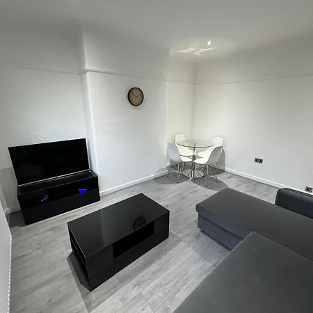Luxury 2 Bed Apartment, Sleeps 6 With Sofa Bed, Close To Sale Tram Station Экстерьер фото
