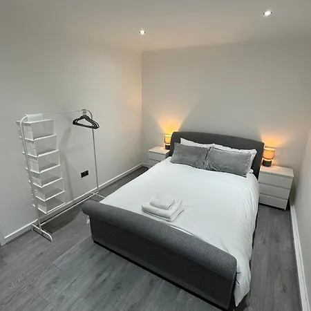 Luxury 2 Bed Apartment, Sleeps 6 With Sofa Bed, Close To Sale Tram Station Экстерьер фото