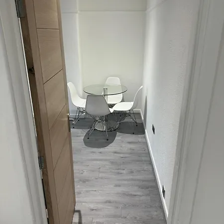 Luxury 2 Bed Apartment, Sleeps 6 With Sofa Bed, Close To Sale Tram Station Экстерьер фото