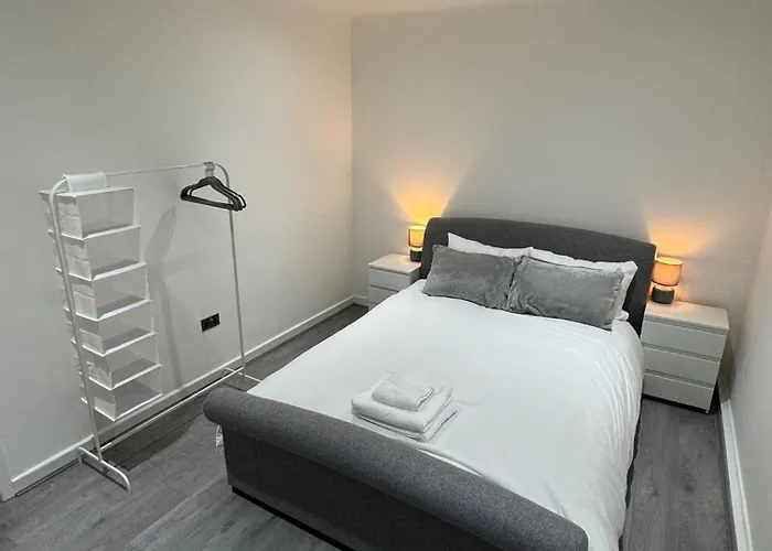 Luxury 2 Bed Apartment, Sleeps 6 With Sofa Bed, Close To Sale Tram Station