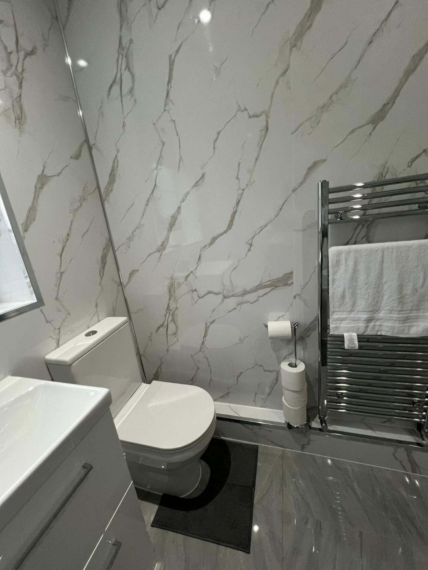 Luxury 2 Bed Apartment, Sleeps 6 With Sofa Bed, Close To Tram Station Apartment