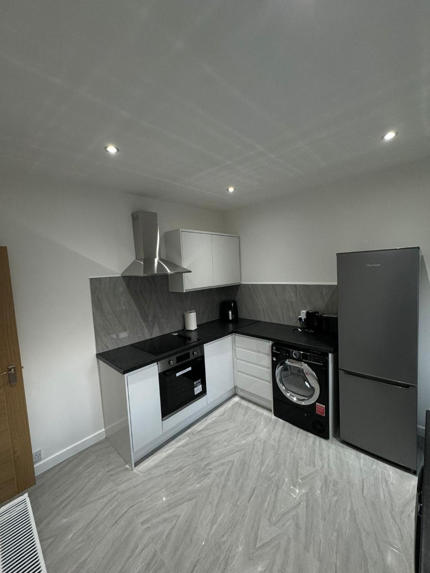 Luxury 2 Bed Apartment, Sleeps 6 With Sofa Bed, Close To Tram Station Apartment Sale