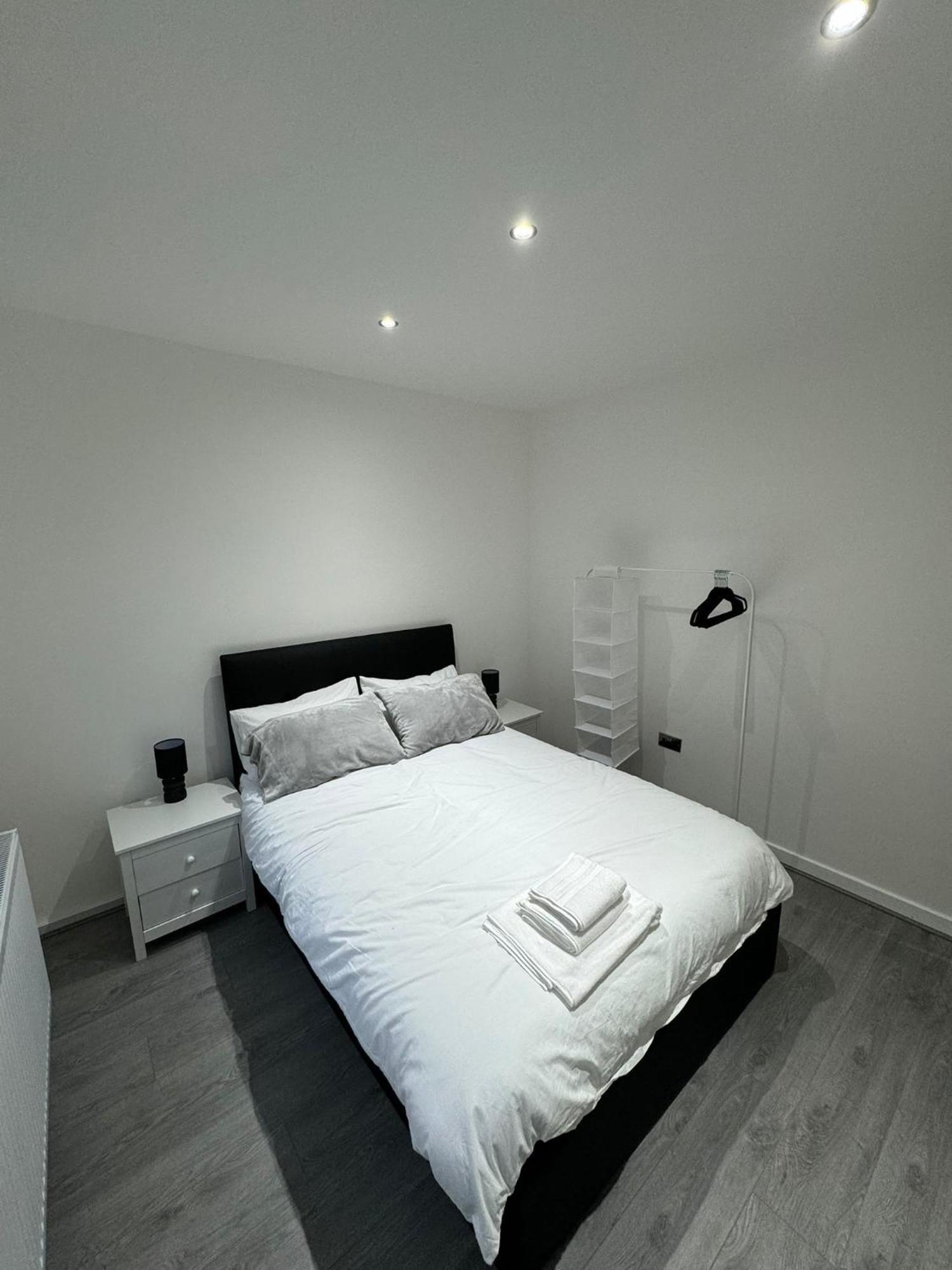 Luxury 2 Bed Apartment, Sleeps 6 With Sofa Bed, Close To Tram Station Apartment