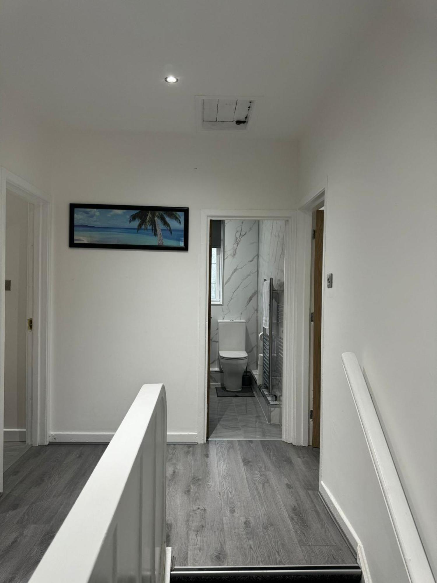 Luxury 2 Bed Apartment, Sleeps 6 With Sofa Bed, Close To Tram Station