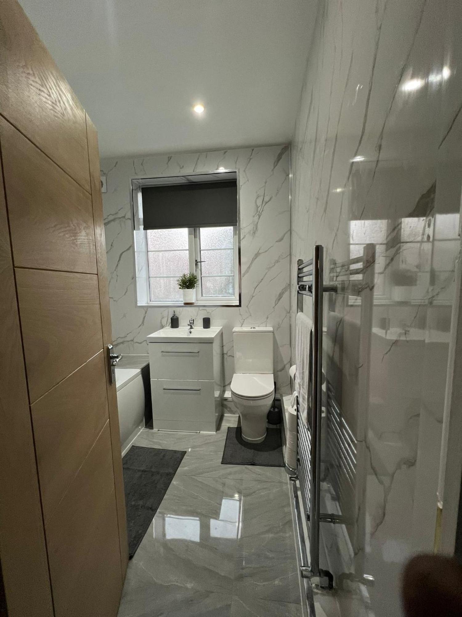 Luxury 2 Bed Apartment, Sleeps 6 With Sofa Bed, Close To Tram Station Apartment Sale