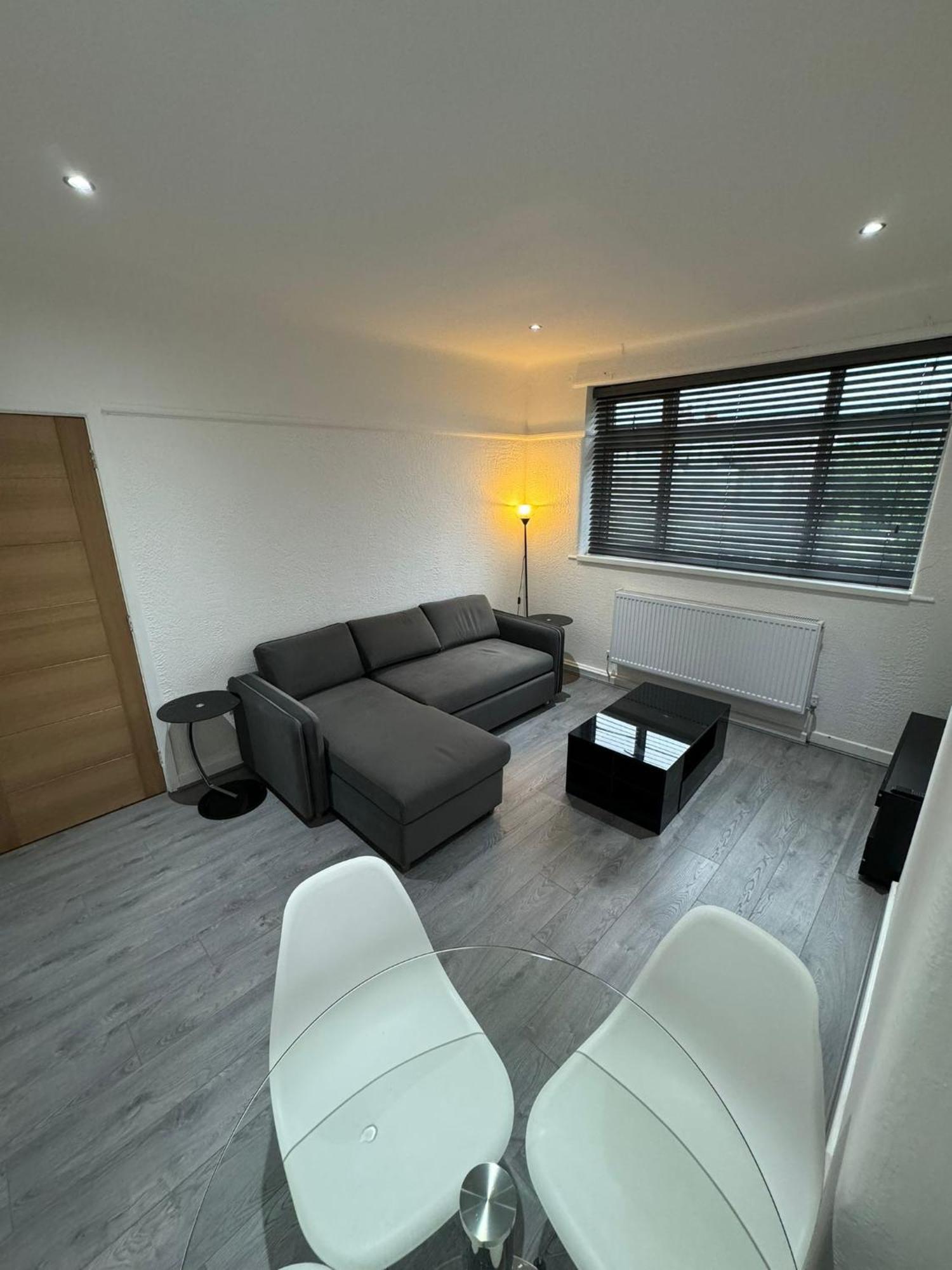 Luxury 2 Bed Apartment, Sleeps 6 With Sofa Bed, Close To Tram Station *