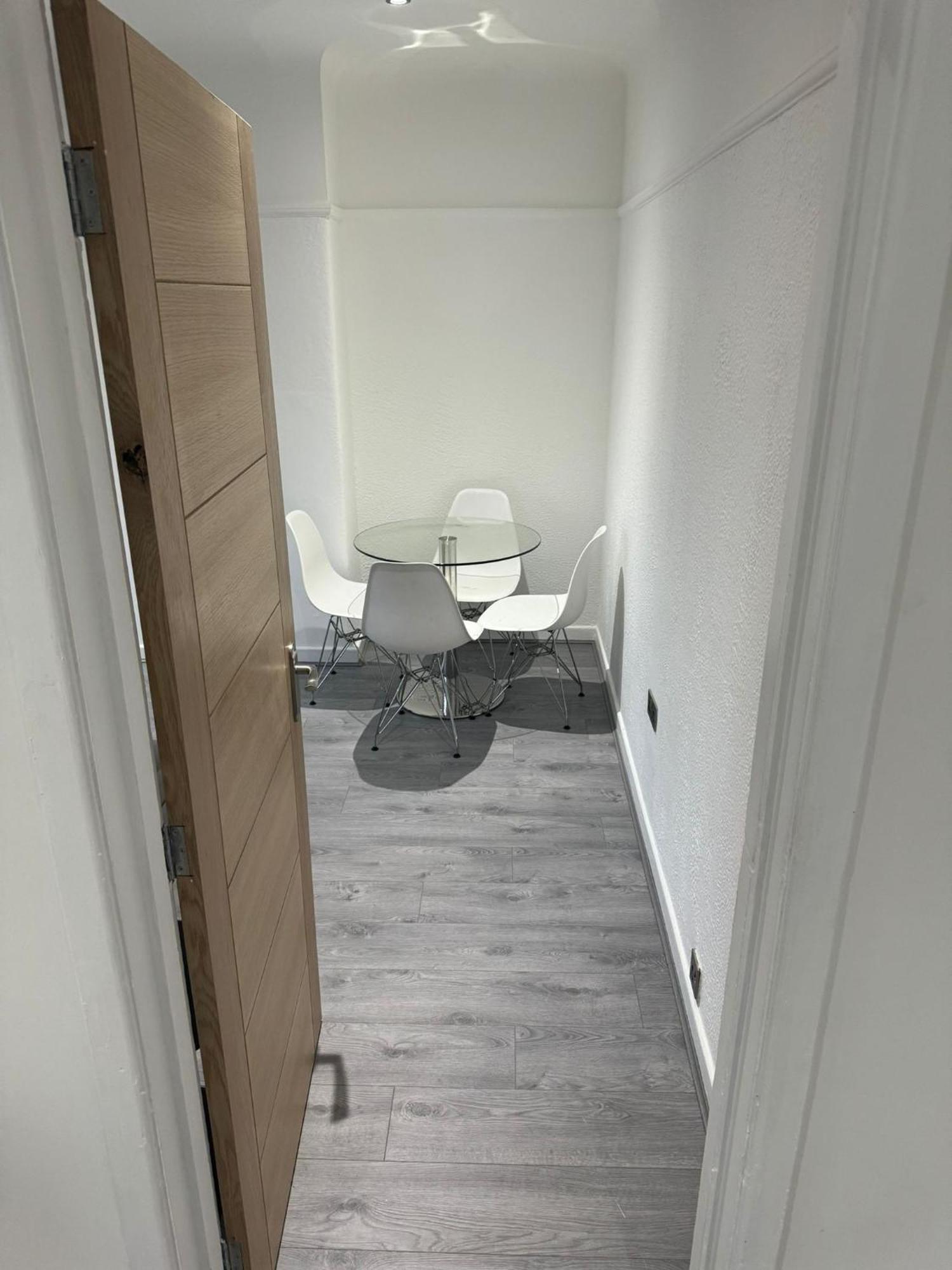Apartment Luxury 2 Bed Apartment, Sleeps 6 With Sofa Bed, Close To Tram Station *